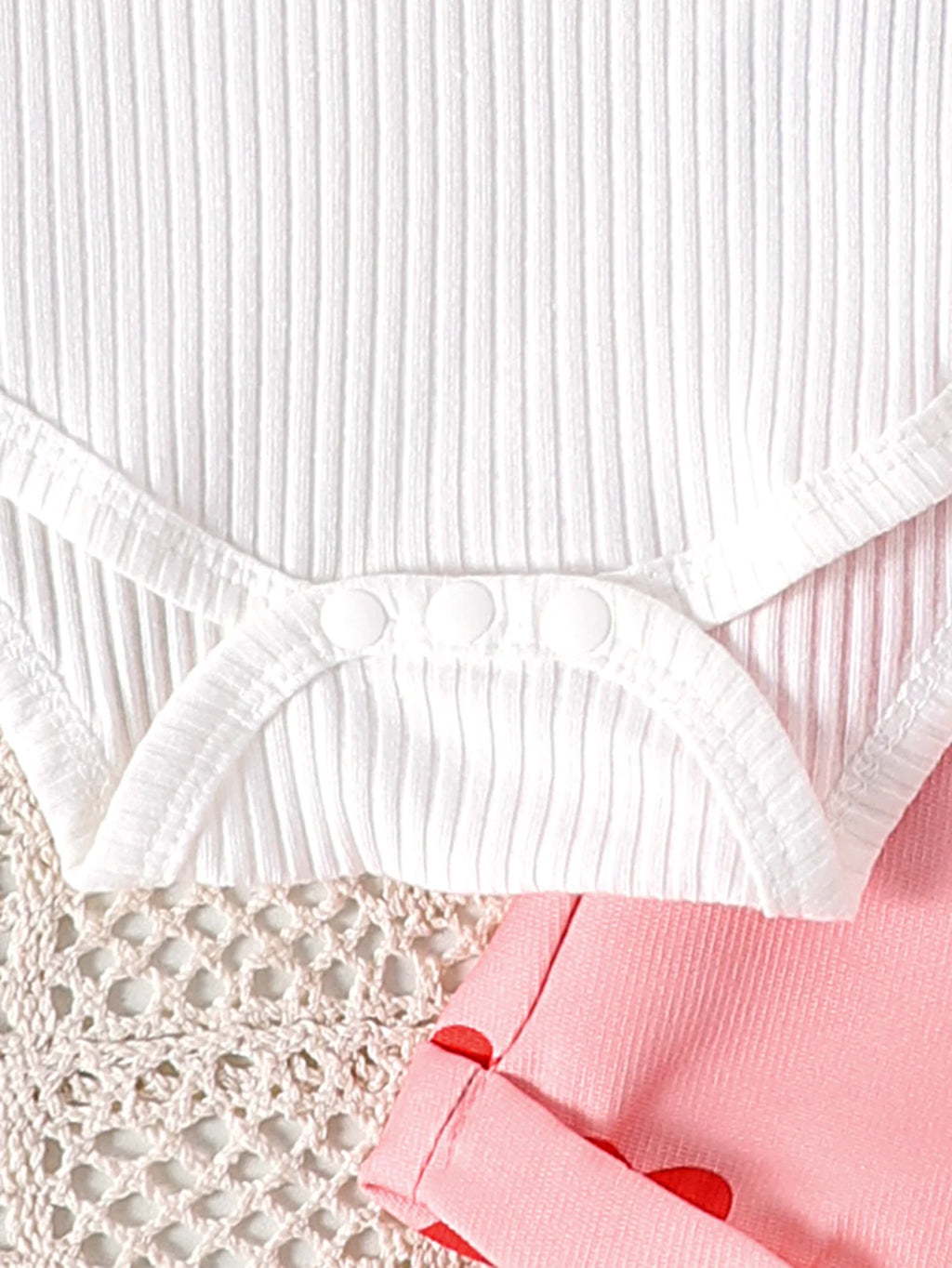 2PCS Summer New Sweet And Cute Girls And Babies Solid Color Short-Sleeved Top + Pink Love Printed Suspender Shorts