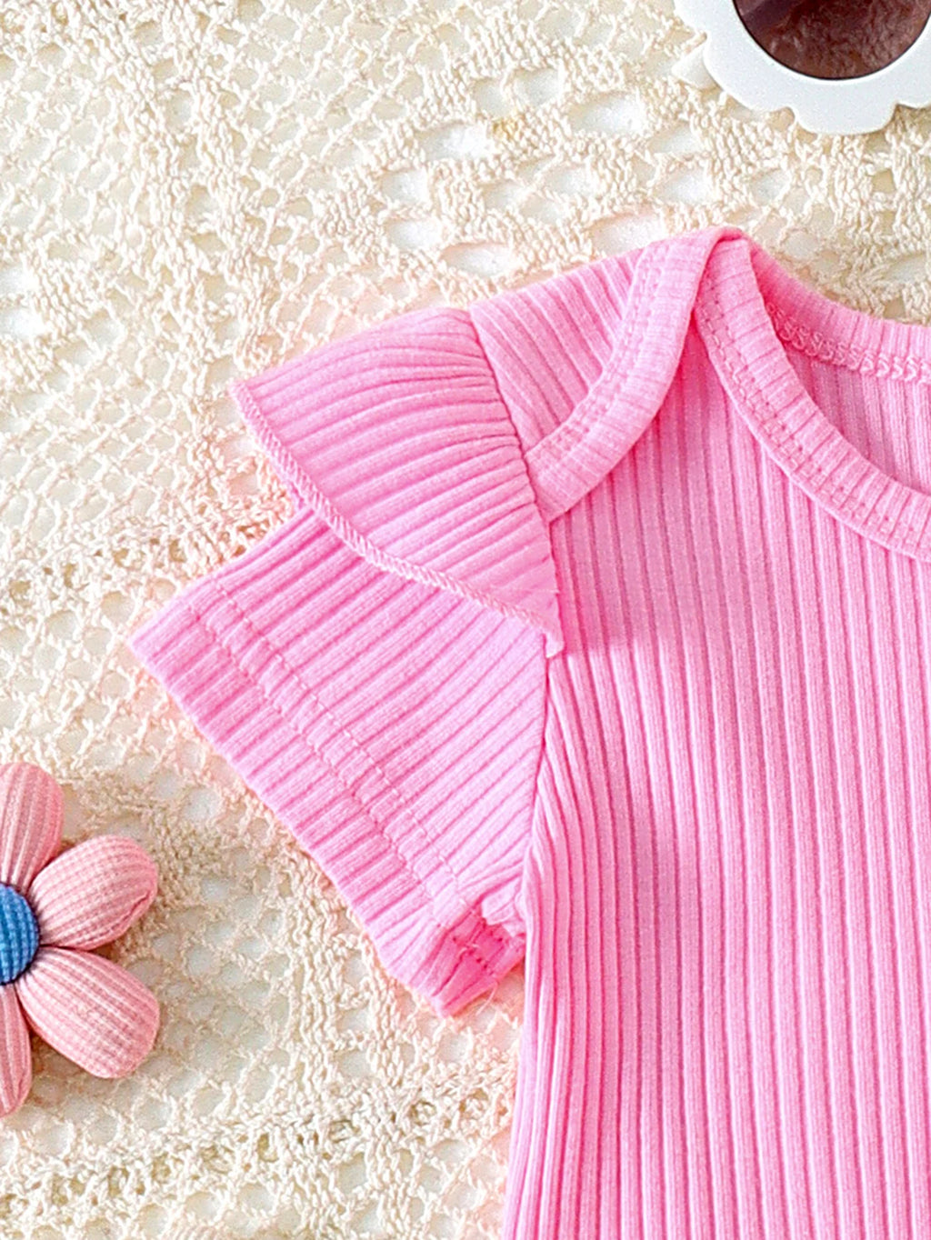 2PCS Summer New Sweet And Cute Girls And Babies Solid Color Short-Sleeved Top + Pink Love Printed Suspender Shorts