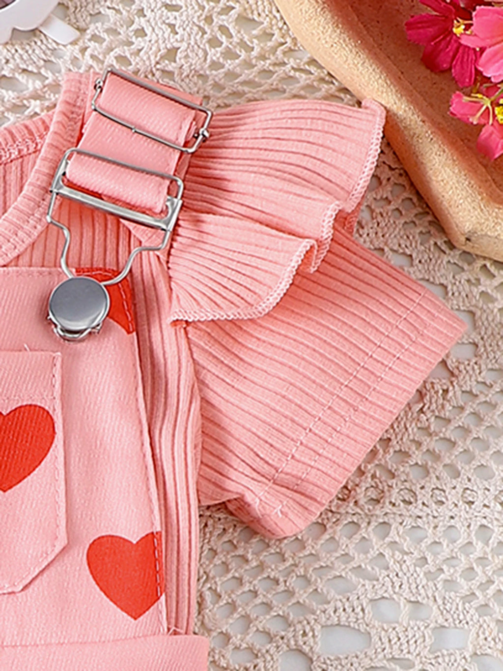 2PCS Summer New Sweet And Cute Girls And Babies Solid Color Short-Sleeved Top + Pink Love Printed Suspender Shorts