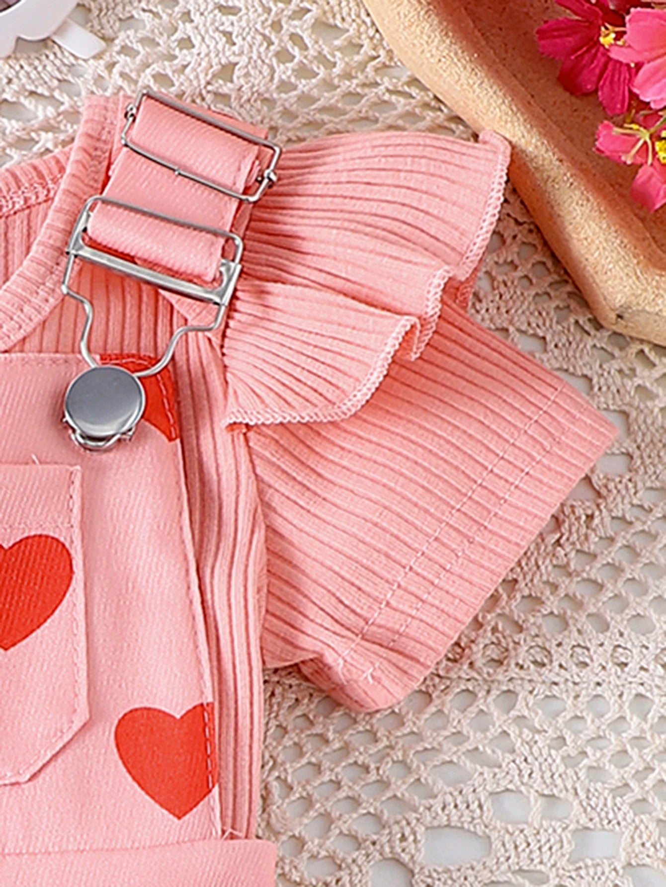 2PCS Summer New Sweet And Cute Girls And Babies Solid Color Short-Sleeved Top + Pink Love Printed Suspender Shorts