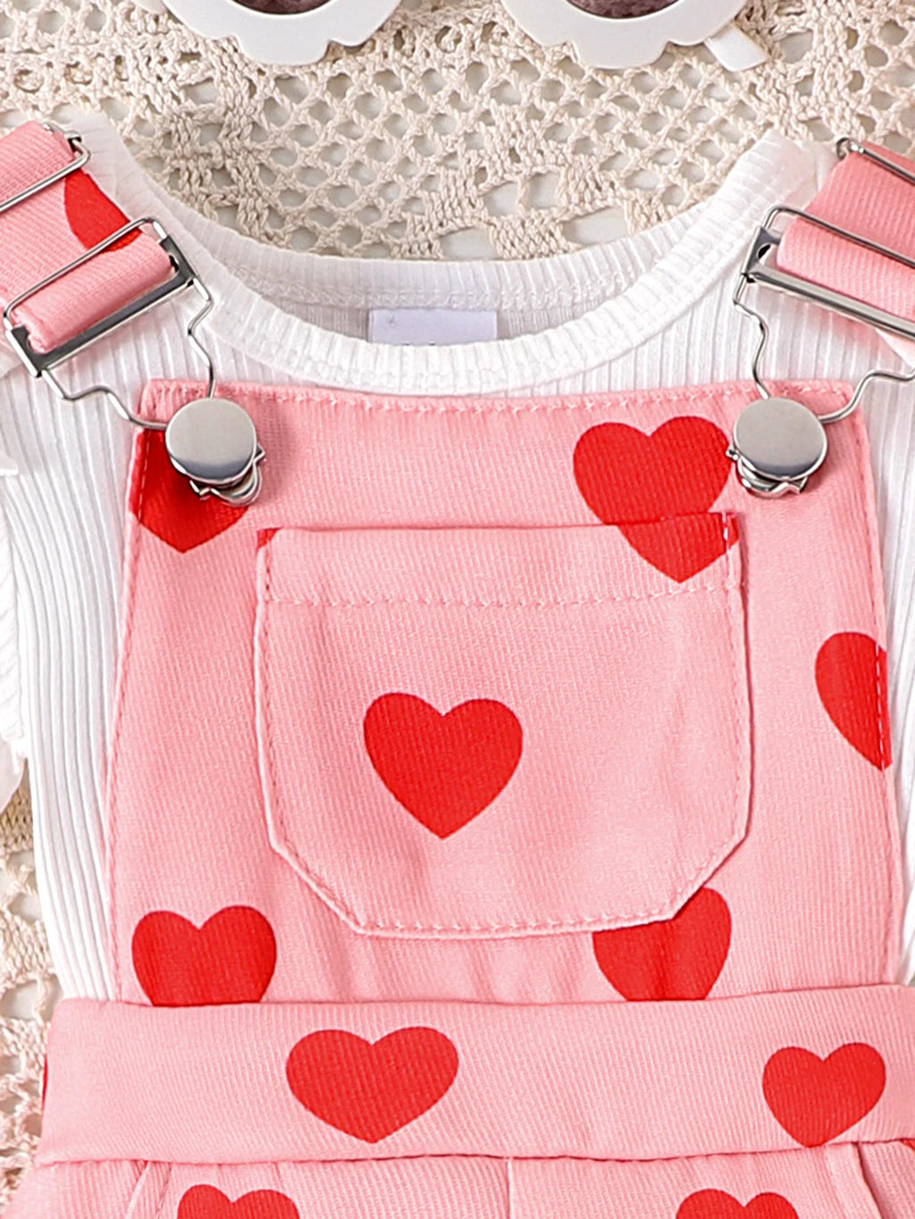 2PCS Summer New Sweet And Cute Girls And Babies Solid Color Short-Sleeved Top + Pink Love Printed Suspender Shorts
