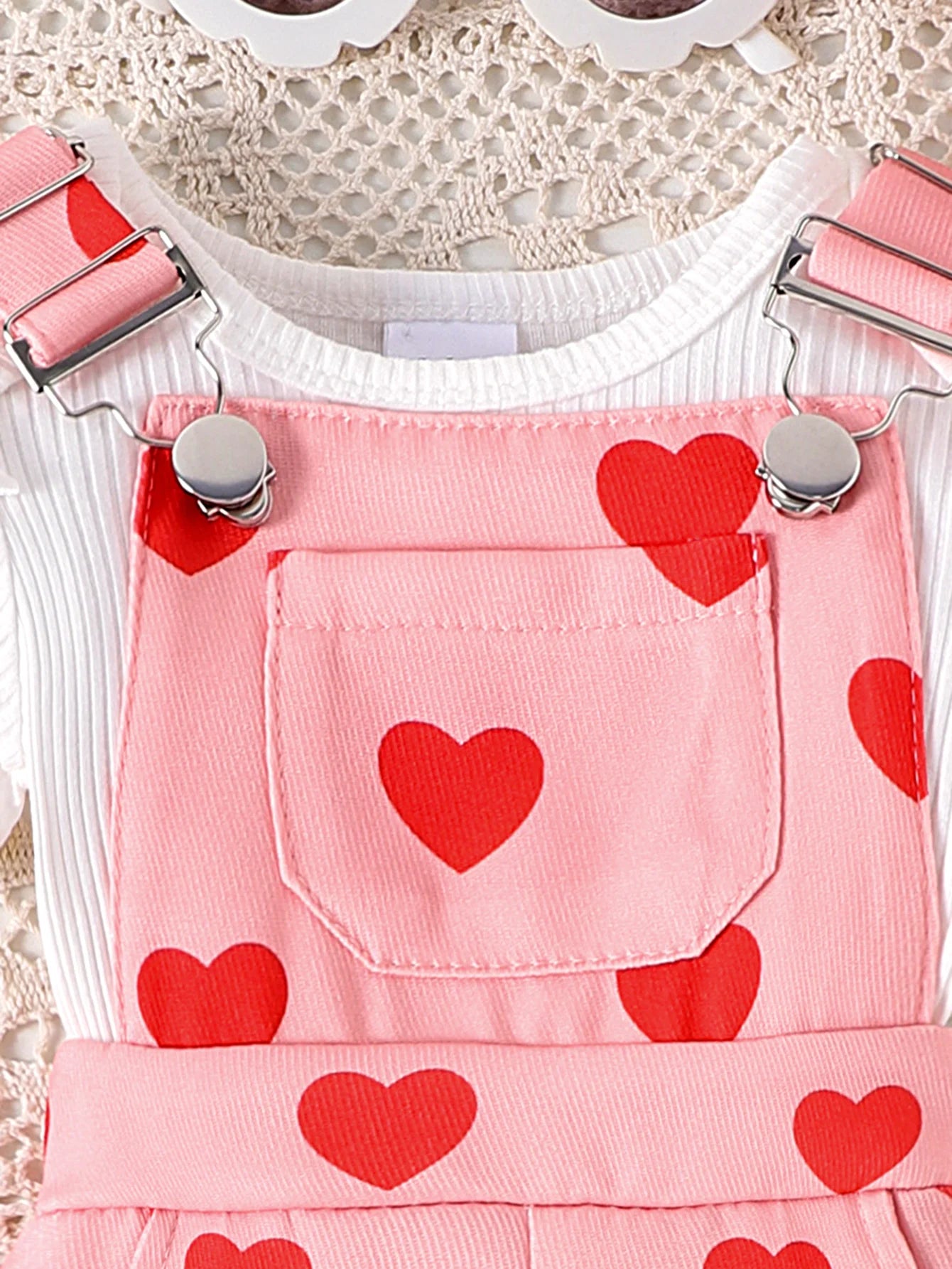 2PCS Summer New Sweet And Cute Girls And Babies Solid Color Short-Sleeved Top + Pink Love Printed Suspender Shorts