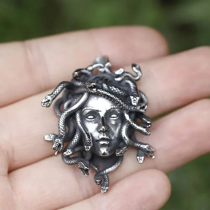 Collier Femme Medusa Pendant Gothic Ancient Greek Snake Necklace Para Hombre Femme Cadeau