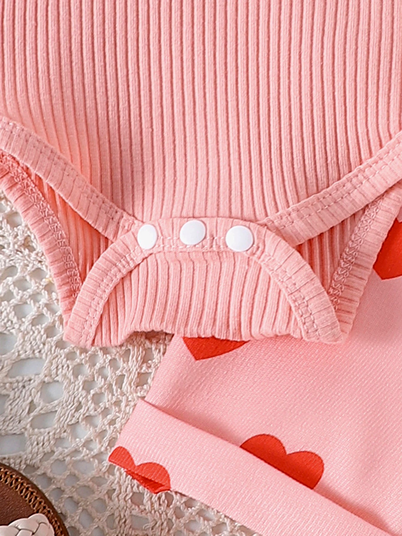 2PCS Summer New Sweet And Cute Girls And Babies Solid Color Short-Sleeved Top + Pink Love Printed Suspender Shorts